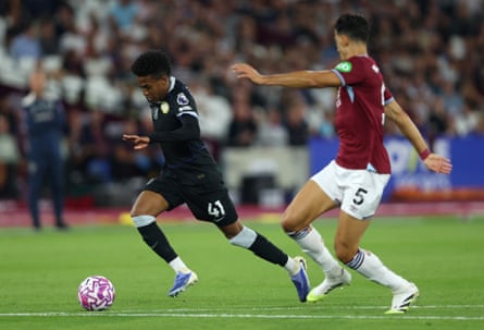 Estêvão in action for Chelsea.