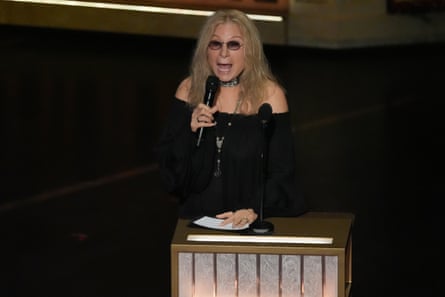 Streisand sings at the Oscars.