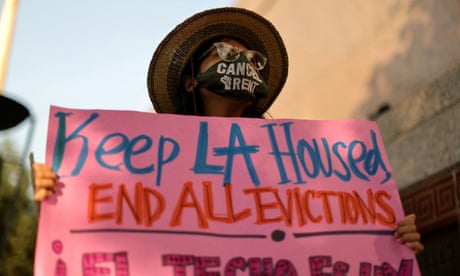 La gente protesta contra los desalojos en Los Ángeles el 21 de agosto.
