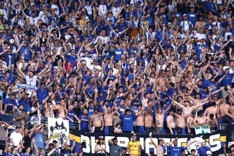 احتفال جماهير البوسنة والهرسك بعد الهدف الثالث للمنتخب عن طريق إرمين مهميتش.