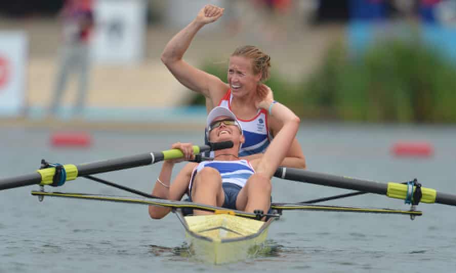 Helen Glover (arriba) y Heather Stanning celebran después de ganar el oro en los Juegos Olímpicos de Londres 2012.