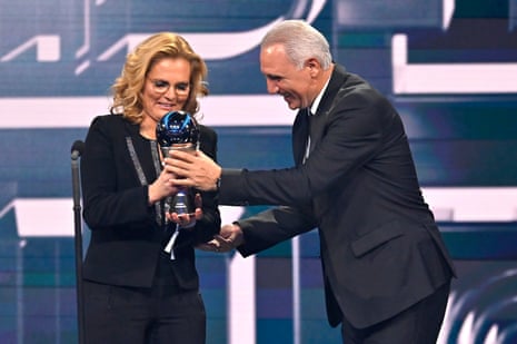 Hristo Stoichkov presents Sarina Wiegman with the Best FIFA Women's Football Coach 2022 award.