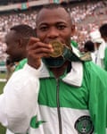 Le vainqueur du Nigeria, Emmanuel Amunike, embrasse sa médaille d'or à Atlanta.