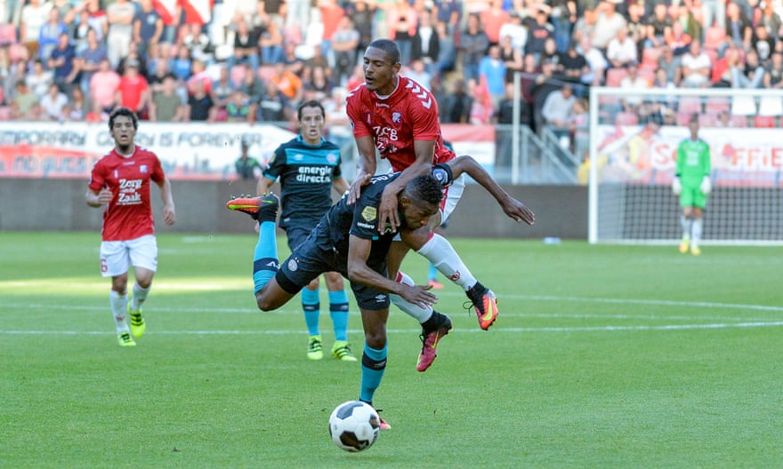 Sébastien Haller (red shirt) in action for Utrecht against PSV