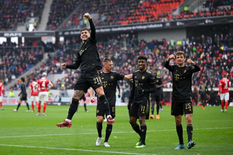 Lucas Hernández, Joshua Kimmich, Kingsley Coman y Thomas Müller celebran la victoria del Bayern por 4-1 sobre el Freiburg.