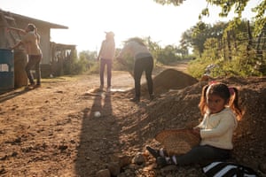 Moça em primeiro plano, três mulheres em segundo plano