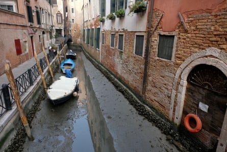 Le maree insolitamente basse stanno rendendo impossibile a gondole, taxi d'acqua e ambulanze di navigare in alcuni dei canali di Venezia.