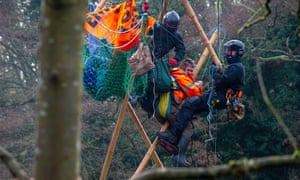 Escaladores de la policía sacan al manifestante Dan Hooper, también conocido como Swampy, de una estructura de  bambú de 30 pies de altura en el río Colne en Denham Country Park.