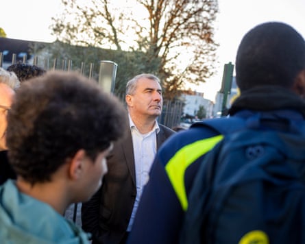 Stéphane Blanchet between a group of students