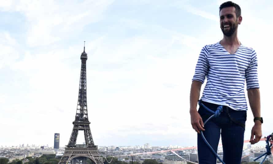 Nathan Boleyn traverse la corde raide entre la Tour Eiffel et le Teatro Chaillot à Paris, France
