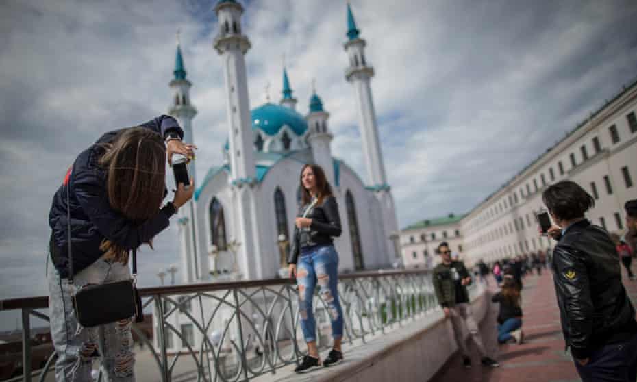 Los turistas se hacen selfies delante de la mezquita Qol Sharif en Kazán, Rusia.