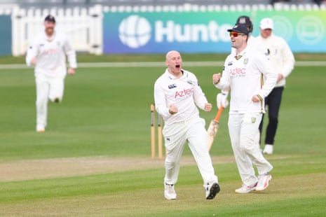 डरहम के कैलम पार्किंसन बेन चार्ल्सवर्थ के विकेट का जश्न मनाते हुए।