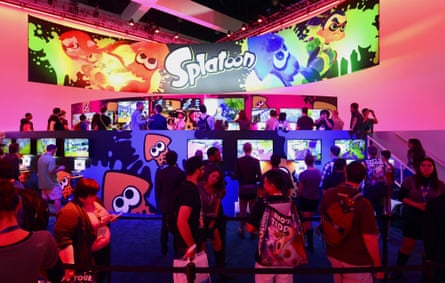 Les gens font la queue pour jouer au nouveau jeu de Nintendo, Splatoon, le jour de l'ouverture de l'E3 (Electronic Entertainment Expo) à Los Angeles, Californie, le 10 juin 2014.