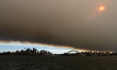 Bushfire smoke chokes Sydney’s harbour in 2013.