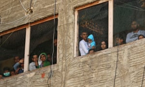 Des réfugiés syriens sont photographiés dans un bâtiment en construction qu'ils utilisaient comme abri dans la ville de Sidon au sud du Liban, le 17 mars 2020.