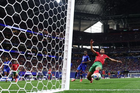 Ismael Saibari goes close for Morocco!