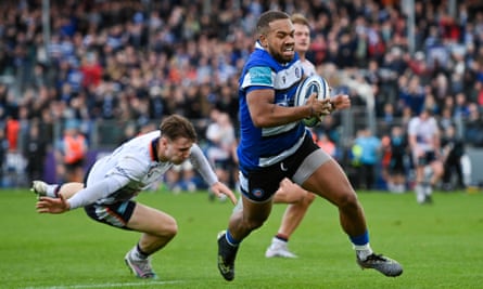 Ollie Lawrence scores for Bath in May 2023