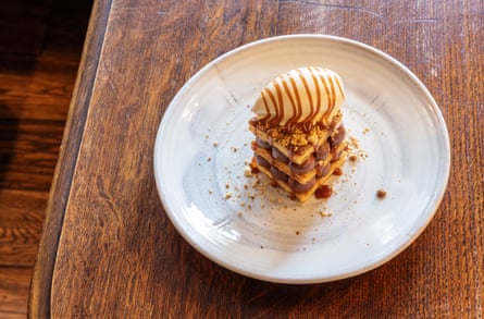 Il a déjà remporté le pudding de l'année 2022 : le millefeuille au chocolat noir de Valrhona avec caramel salé et glace aux noisettes grillées, chez Dog & Gun, Skelton, Cumbria.