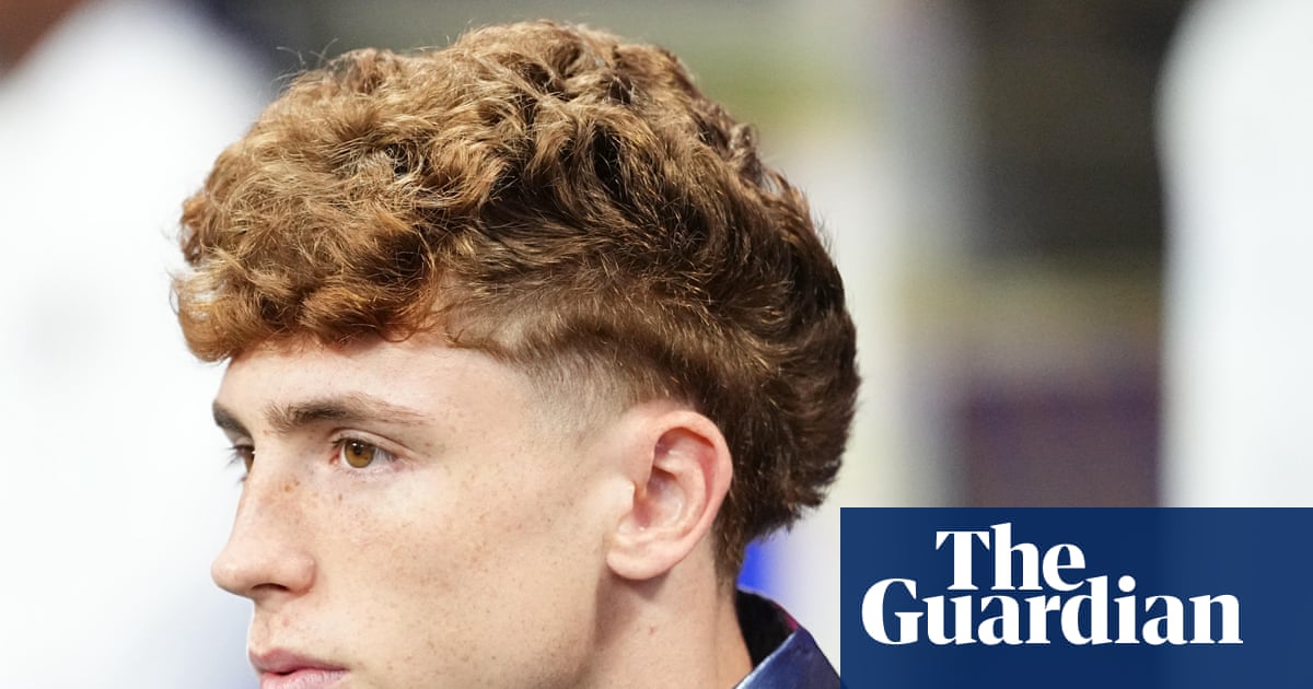 Liverpool beat Newcastle to £34.5m Víctor Muñoz in first signing of Iraola era
