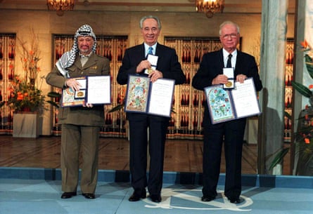 Yasser Arafat, Shimon Peres e Yitzhak Rabin en la ceremonia del Premio Nobel de la Paz en Oslo, 1994.