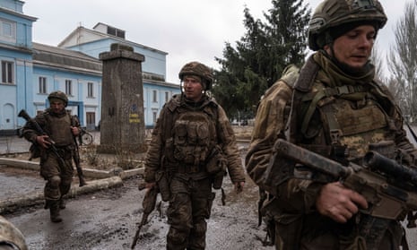 Ukrainian servicemen in Chasiv Yar.
