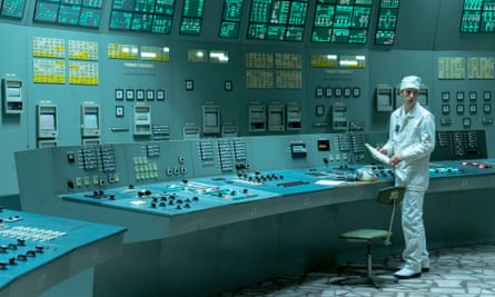 لقطة ثابتة من سلسلة HBO تشيرنوبيل، تظهر عاملاً داخل إحدى غرف التحكم في المصنع مع مجموعة من الشاشات