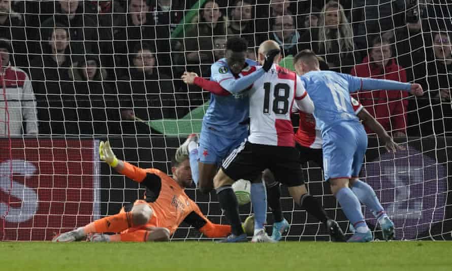 European roundup: Torres salvages first leg draw for Barcelona in Frankfurt | Europa League 2 Slavia Prague’s Ibrahim Traoré, with his back to goal, flicks the ball in for his side’s late equaliser at Feyenoord.