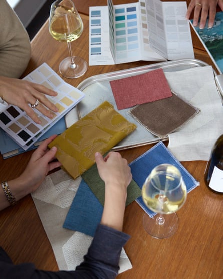 النظر إلى عينات الألوان مع كؤوس من النبيذ