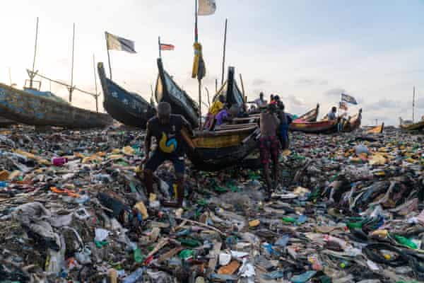 A comunidade pesqueira costeira de Jamestown em Accra, Gana, está sobrecarregada com resíduos de plástico e roupas.