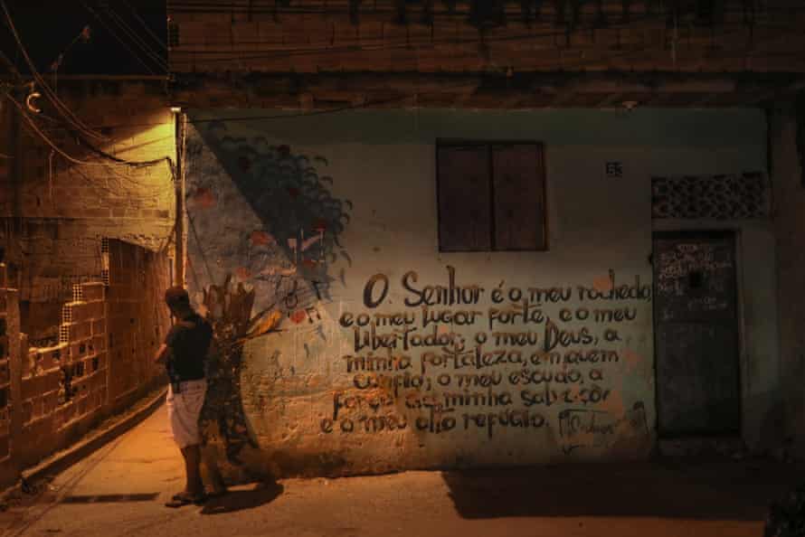 Un narcotraficante junto a un mural del Salmo 18: 'El Señor es mi roca y mi fortaleza y mi libertador'
