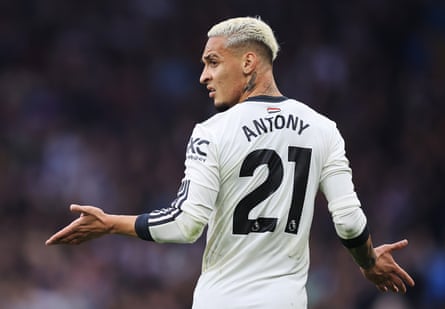 Antony playing for Manchester United at Aston Villa on 6 October 2024