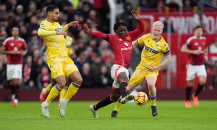 Kobbie Mainoo battles with Max Lacroix and Will Hughes