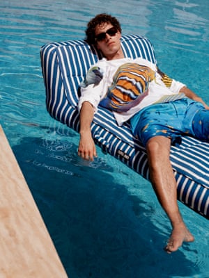 ويرايش Fun in the sunMr Porter's Summer Stories داراي سبك كنار استخر است. محصولات برجسته شامل محصول تابستاني از Loewe، Vilebrequin، Frescobol Carioca و مجموعه اي انحصاري از Cherry LA، به علاوه بادي هاي راه راه شيك از Oliver James Lilos است. از, 60 پوند, mrporter.com