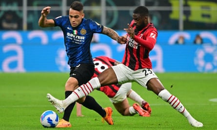 Fikayo Tomori tackles Inter’s Lautaro Martínez