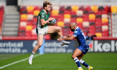Ollie Hassell-Collins of London Irish takes the high ball under pressure from Tom O’Flaherty of Sale Sharks