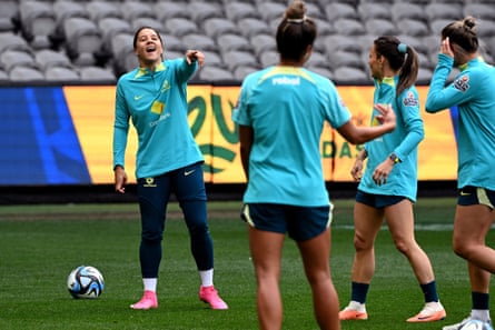 Kapitan australijskiej piłki nożnej kobiet, Sam Kerr, śmieje się z kolegami z drużyny podczas sesji treningowej w Melbourne