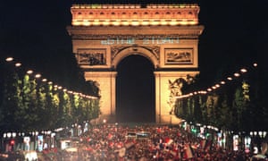 Miles de personas se reúnen en los Campos Elíseos para celebrar que Francia se convierte en campeona mundial por primera vez.