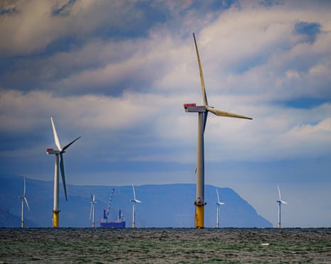 Turbine eoliche e pannelli solari nella campagna del Regno Unito che generano energia rinnovabile