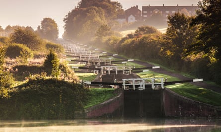 Early morning mist at Caen Hill Locks on the Kennet and Avon Canal in Devizes, Wiltshire.DFN0XF Early morning mist at Caen Hill Locks on the Kennet and Avon Canal in Devizes, Wiltshire.