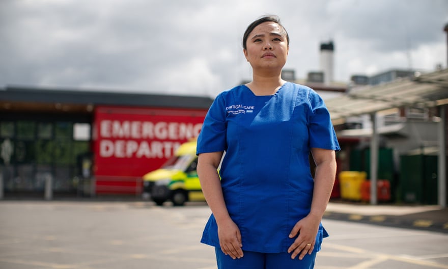 Stephanie Padilla Madriaga afuera del Hospital East Surrey, Redhill.