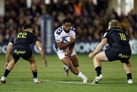 Montpellier’s Lennox Anyanwu takes on Cameron Redpath and Archie Griffin of Bath