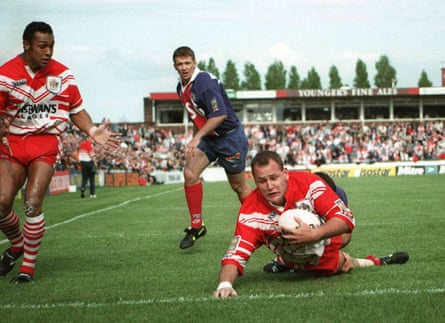 Derek McVey scoring a try for St Helens against Paris Saint-Germain in 1996.