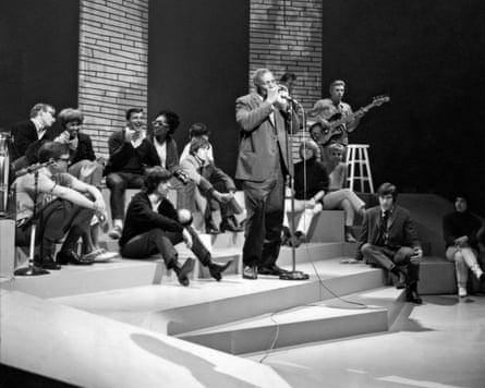 Blues singer Howlin’ Wolf performing on the US TV show Shindig, watched by the Rolling Stones and Darlene Love, 1965