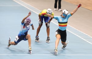 Two skaters stretch out their legs to try to cross the finish line first, with Fran Vanhoutte just beating her rival