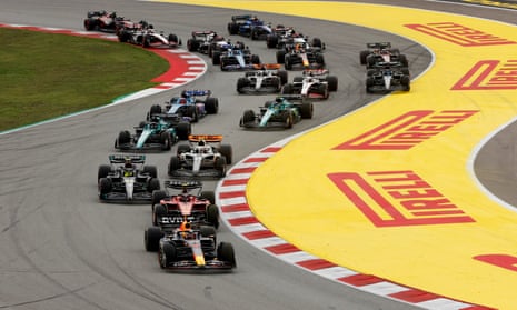 Max Verstappen beraksi saat memimpin balapan di depan pembalap Ferrari Carlos Sainz Jr. REUTERS/Albert Gea