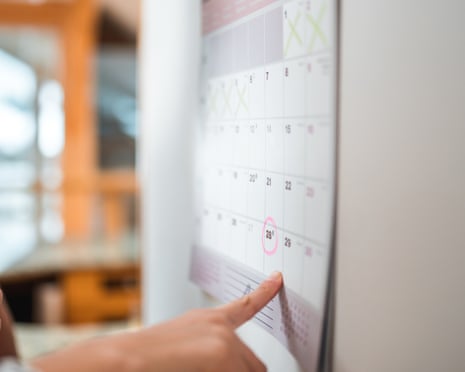 Sınıfta gülümseyen kadın