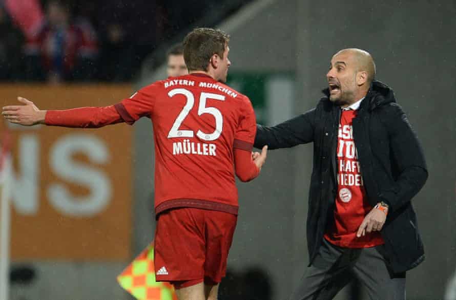 Bayern Munich coach Pep Guardiola speaking to Müller during the recent game with Augsburg.