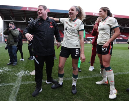 Matt Beard and his players celebrate Liverpool’s promotion to the WSL in 2022
