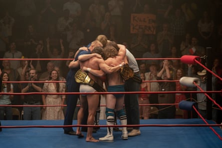 Holt McCallany, Zac Efron, Jeremy Allen White, Stanley Simons and Harris Dickinson in the ring.