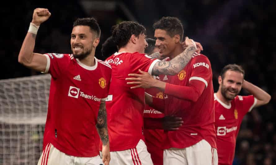 Rafael Varane del Manchester United (dalla seconda a destra) si congratula con i suoi compagni di squadra dopo aver segnato il terzo gol.